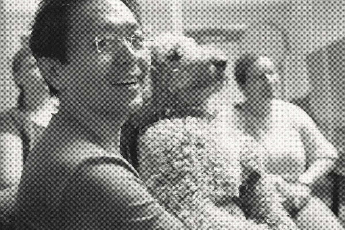 Chan-jo Jun im Gespräch, der Kanzleihund auf dem Sofa