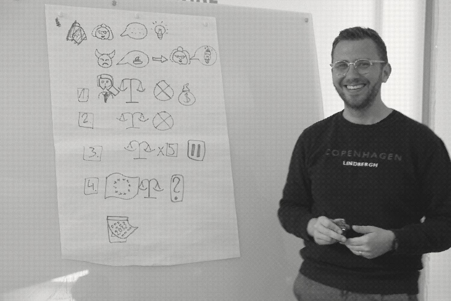 Workshop-Flipchart mit skizzierten Rechtsfragen, daneben ein Referent
