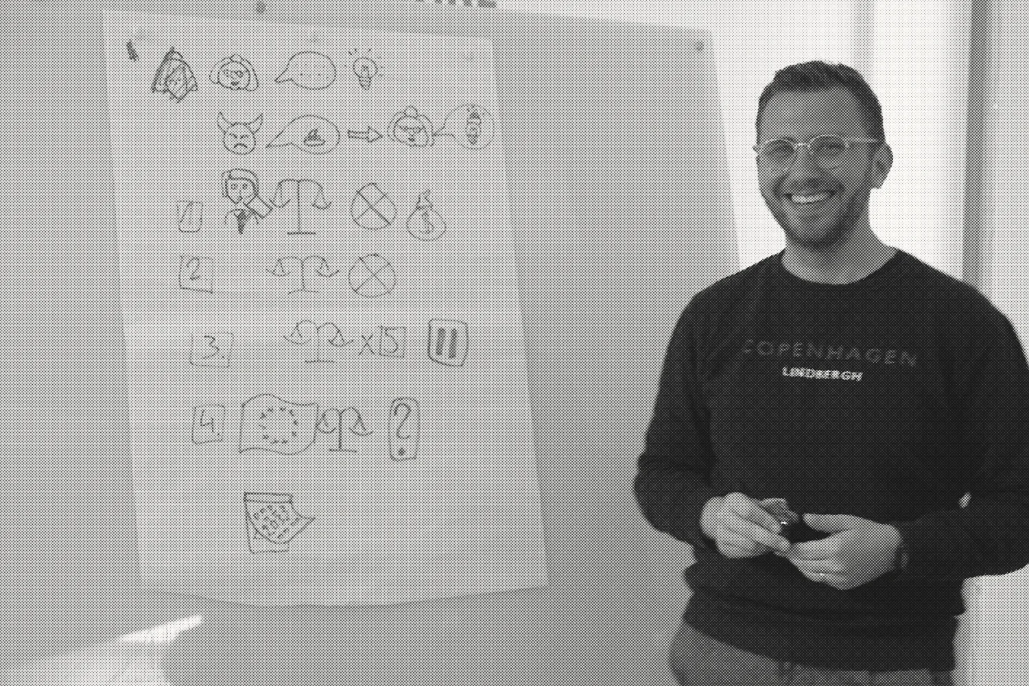 Workshop-Flipchart mit skizzierten Rechtsfragen, daneben ein Referent